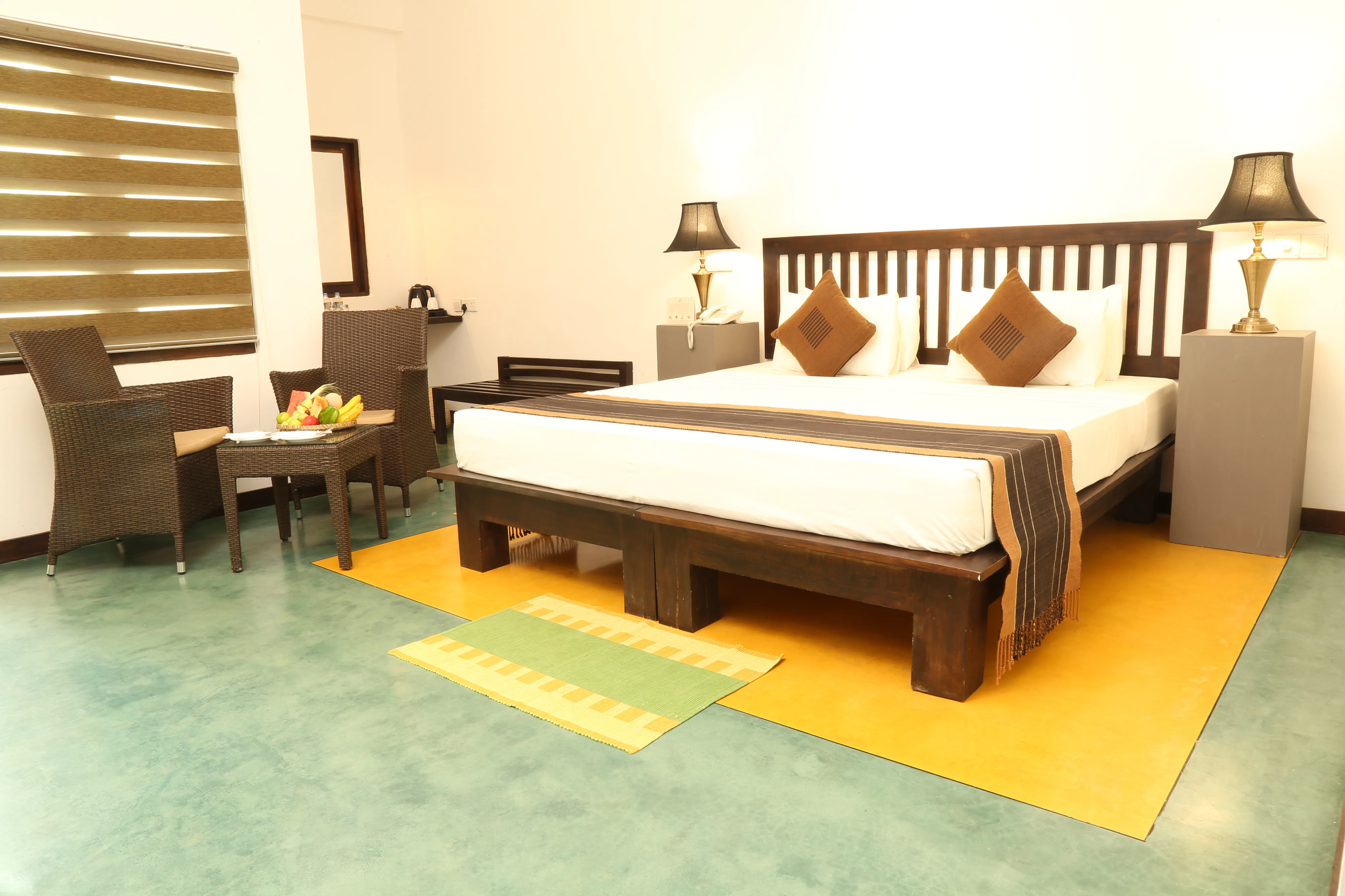 Hotelzimmer mit Bett und Tisch